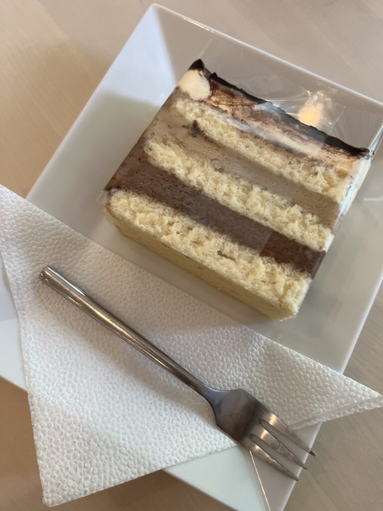 コーヒーとナッツクリームのケーキ